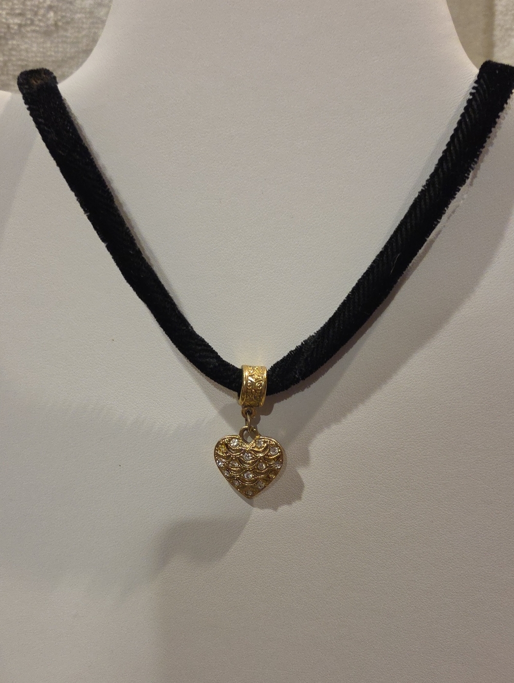 VELVET ROPE CHOKER NECKLACE WITH GOLDTONE AND RHINESTONE HEART PENDANT